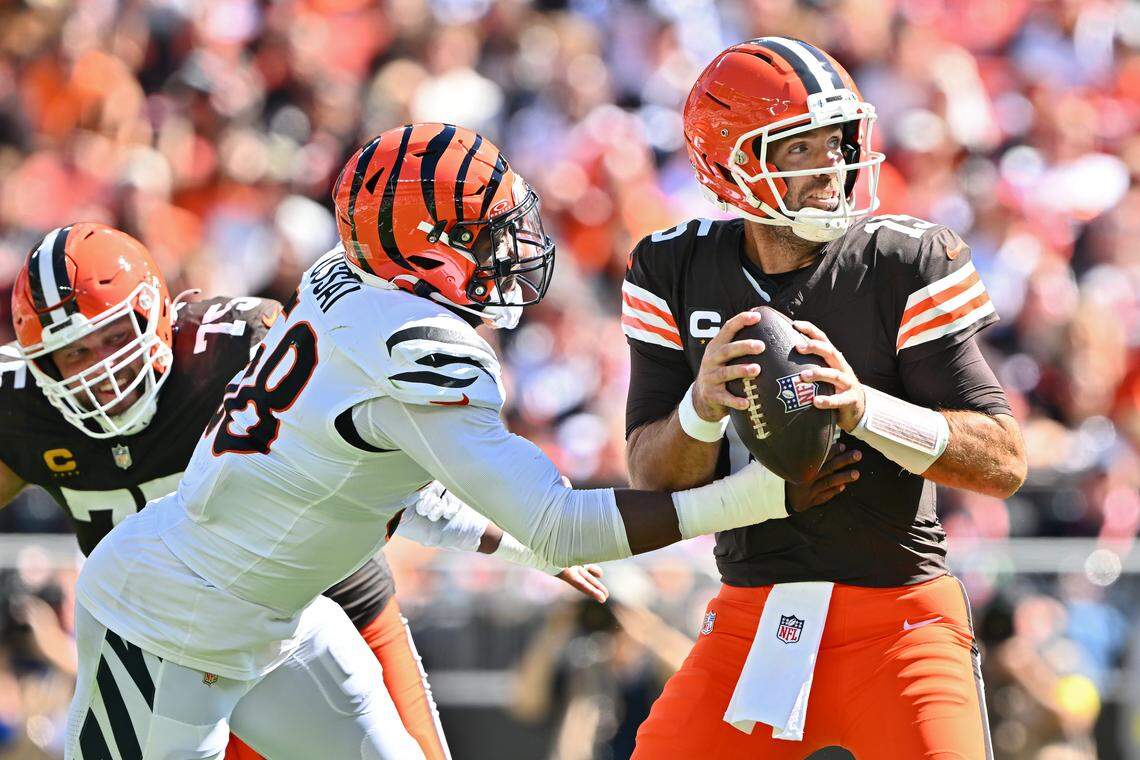 Cleveland Browns quarterback Joe Flacco is pressured by Cincinnati Bengals defensive end Joseph Ossai during the third quarter during the game at Huntington Bank Field on September 07, 2025 in Cleveland, Ohio. (Photo by Jason Miller/Getty Images)