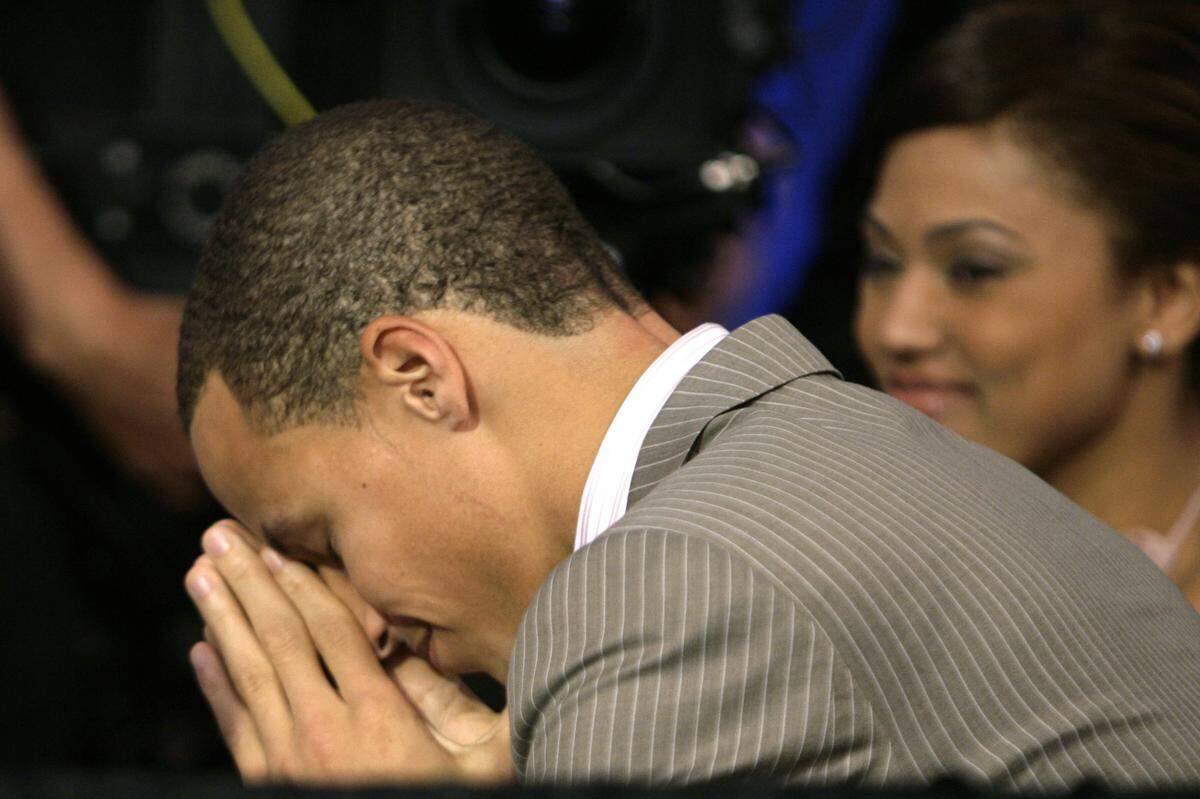 Stephen Curry said he bowed his head after being selected No. 7 overall by the Golden State Warriors in the 2009 NBA draft not because it wasn't the New York Knicks, but to thank God for allowing him to be drafted.