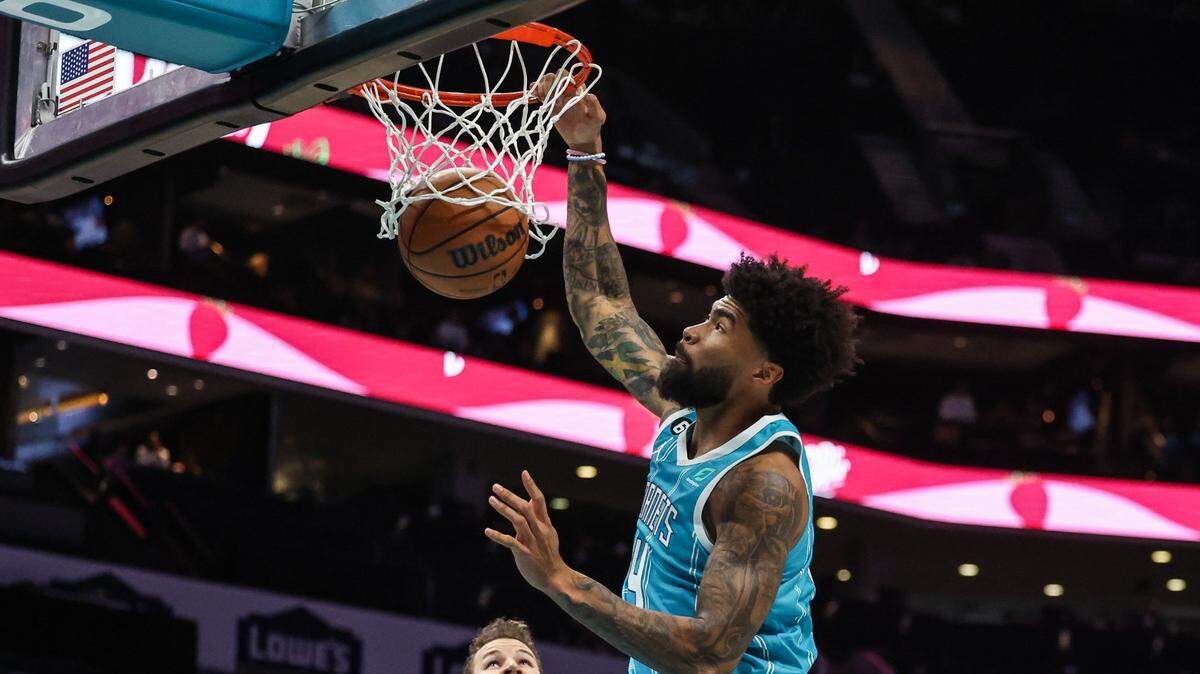 Hornets center Nick Richards dunks the ball with one hand over the Raptors during the game at Spectrum Center on Tuesday, April 4, 2023.