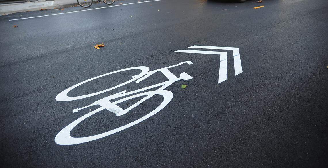 An example of a “sharrows” symbol.