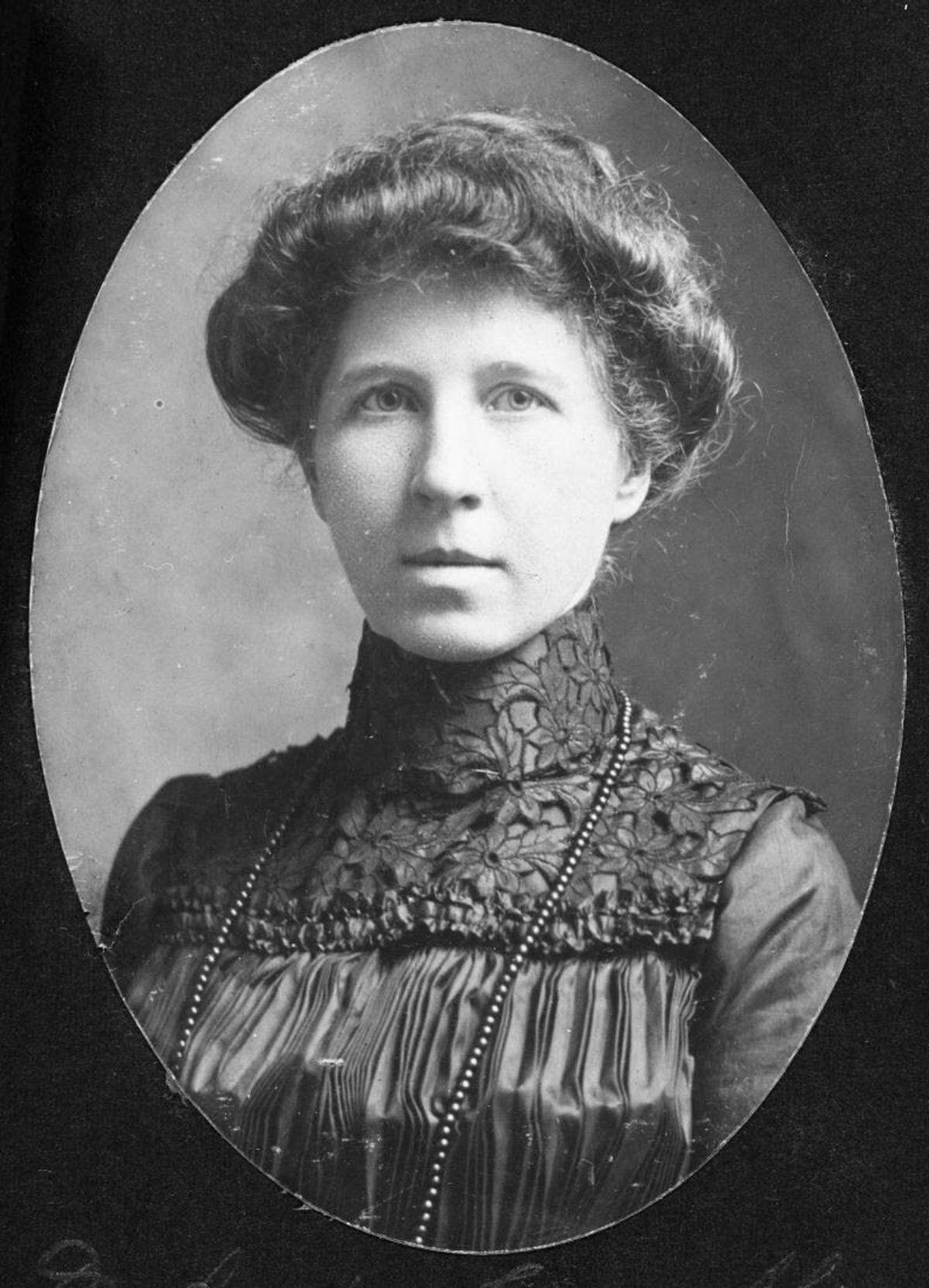 Annie Lowrie Alexander was born in Mecklenburg County in 1864 and began her practice in 1887.