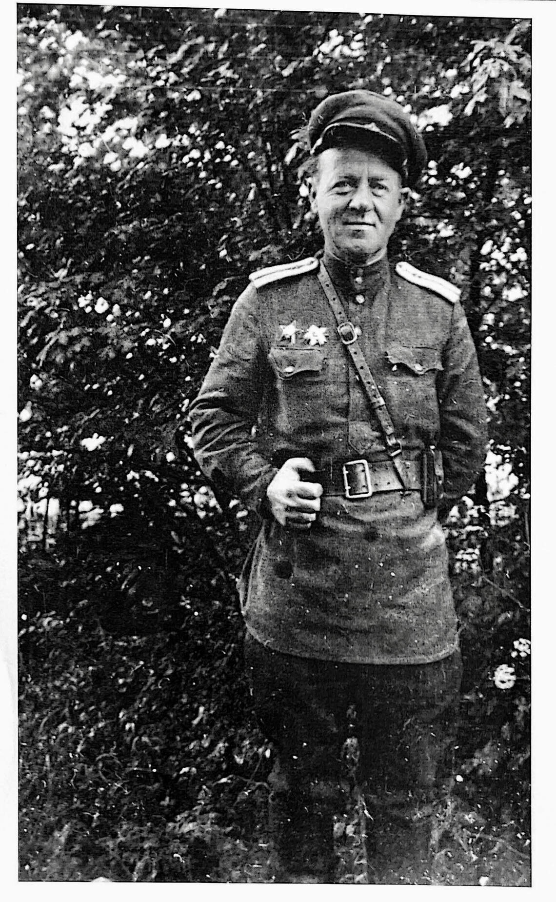 Gildenman_in_Uniform.jpg Moshe Gildenman uniformizado, usando sua Ordem da Estrela Vermelha e Ordem da Guerra Patriótica, medalhas de 2ª classe, ca. 1945.