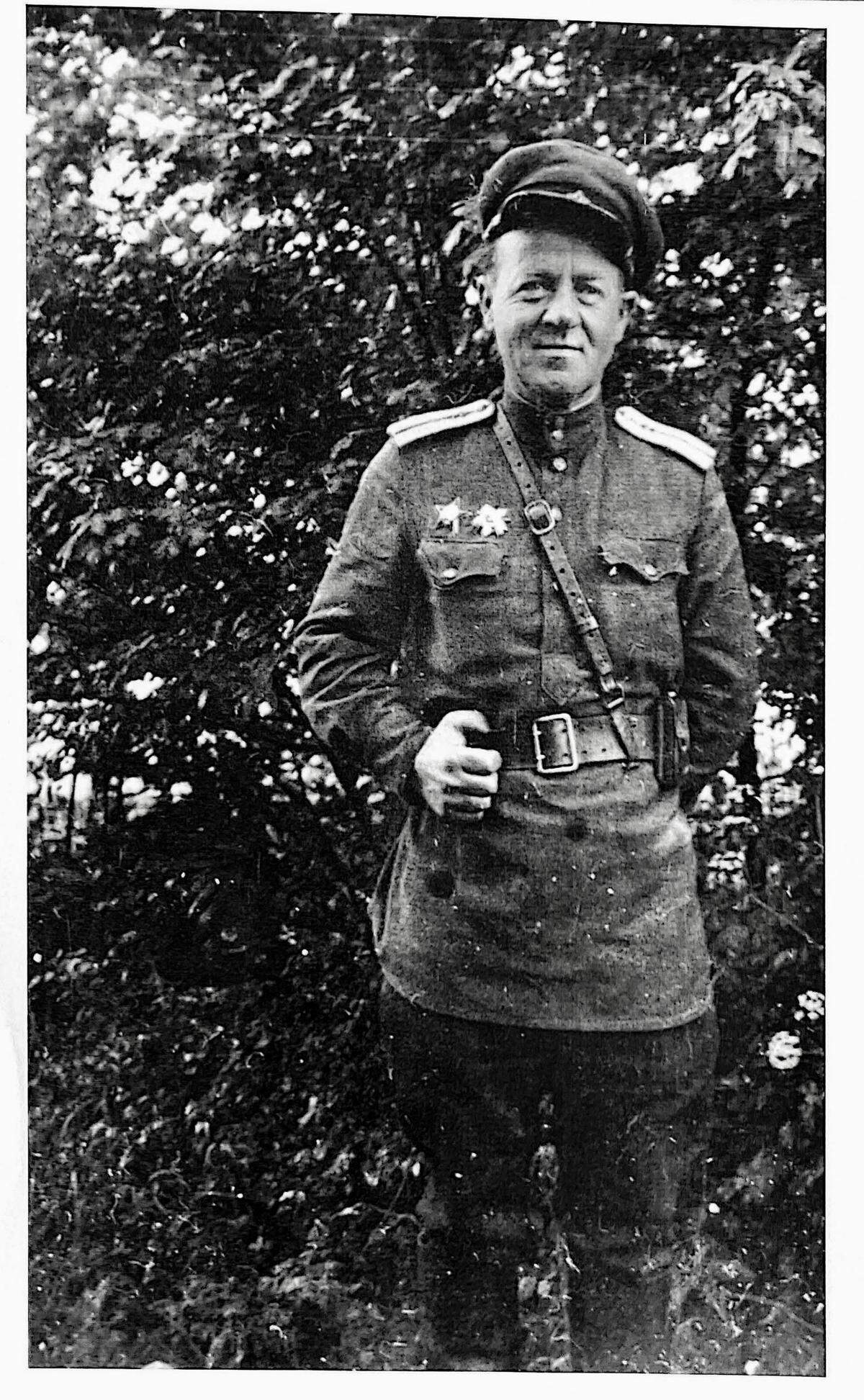 Moshe Gildenman in uniform, wearing his Order of the Red Star and Order of the Patriotic War, 2nd Class medals, ca. 1945.