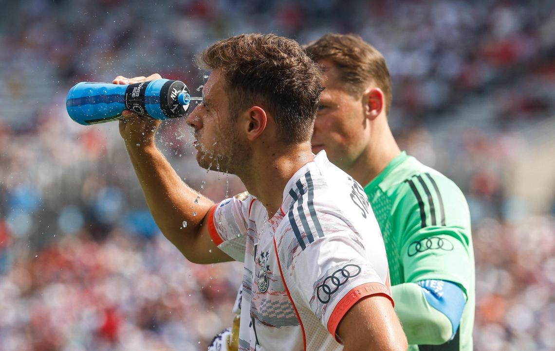 Bayern München’s defender Josip Stanisic squeezes water onto his face during a time stoppage for an injury on the pitch during the FIFA Club World Cup at Bank of America Stadium in Charlotte, NC on Tuesday, June 24, 2025.