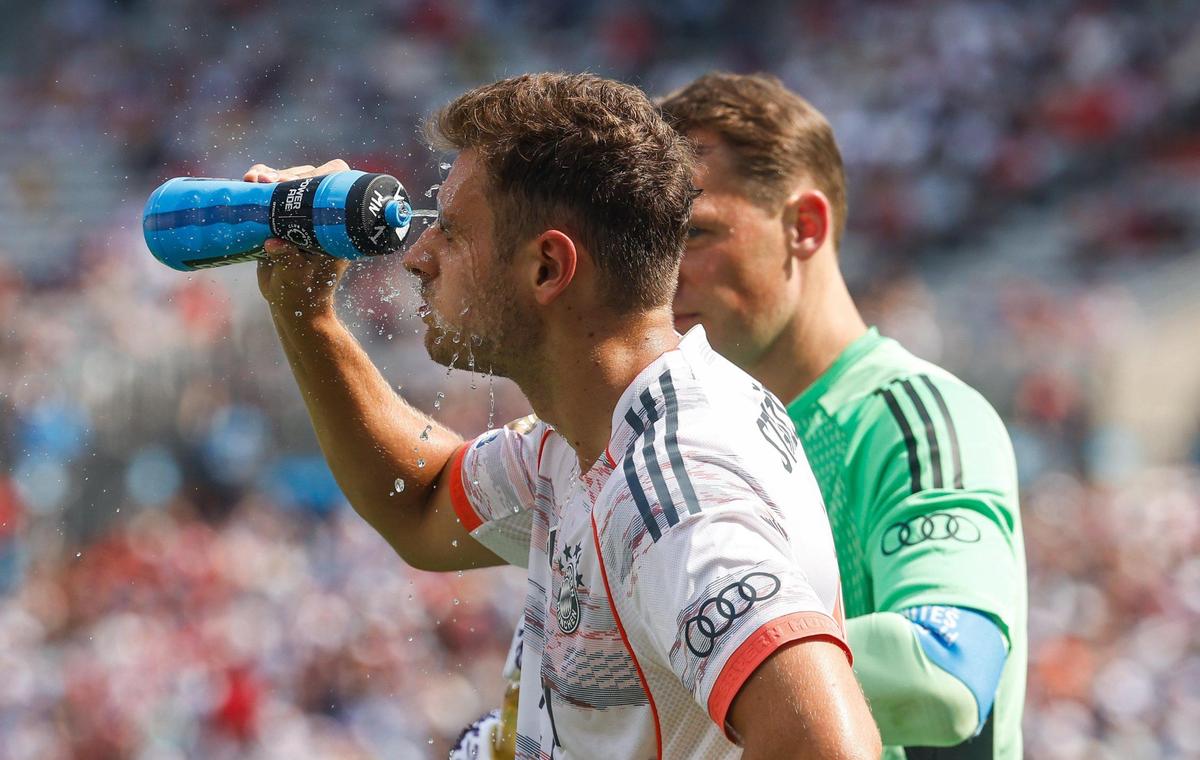 Bayern München’s defender Josip Stanisic squeezes water onto his face during a time stoppage for an injury on the pitch during the FIFA Club World Cup at Bank of America Stadium in Charlotte, NC on Tuesday, June 24, 2025.