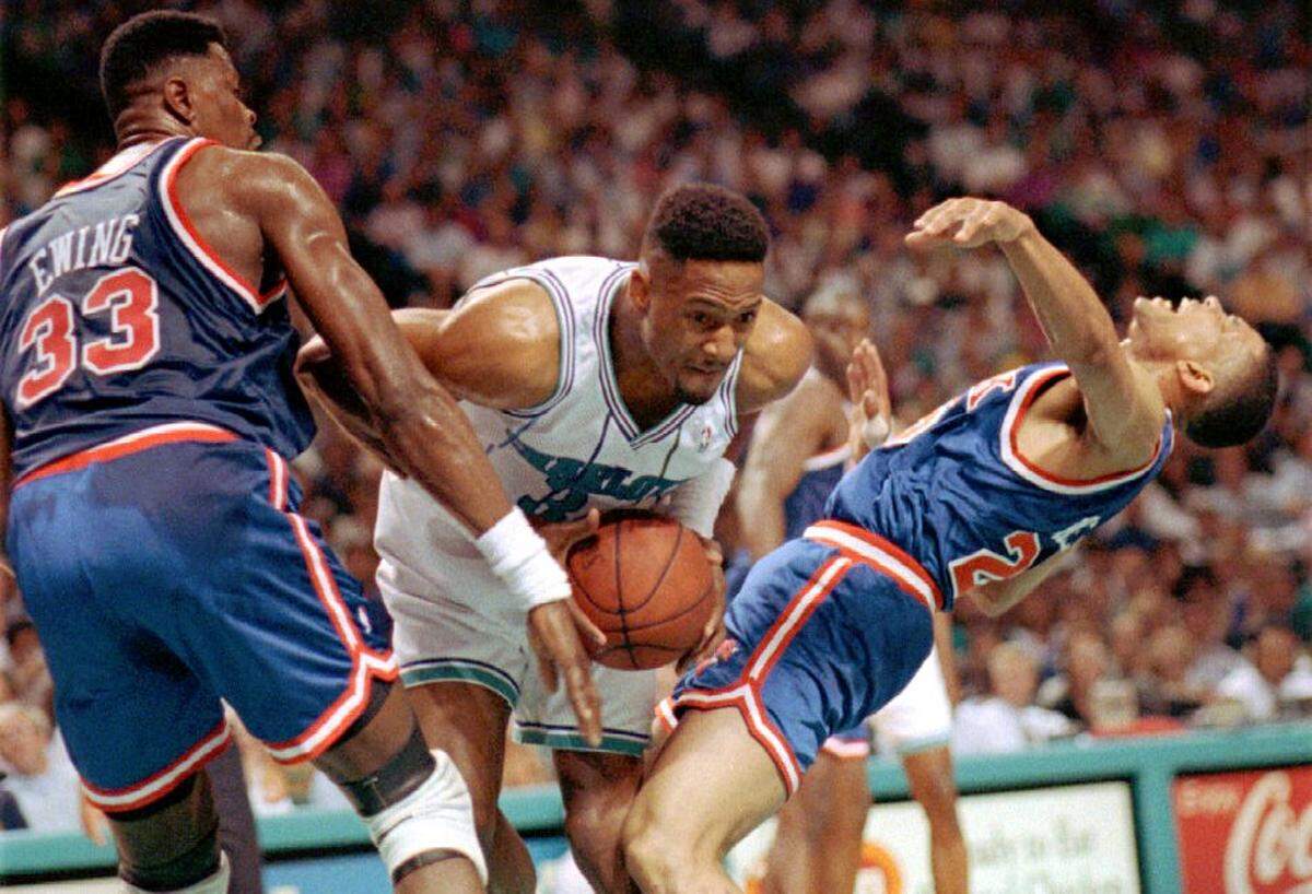 Alonzo Mourning (center) splits between Patrick Ewing and Doc Rivers.