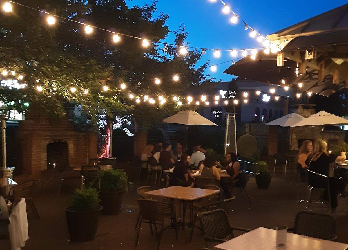 Harp & Crown’s patio includes heaters and umbrellas to provide comfort for guests.