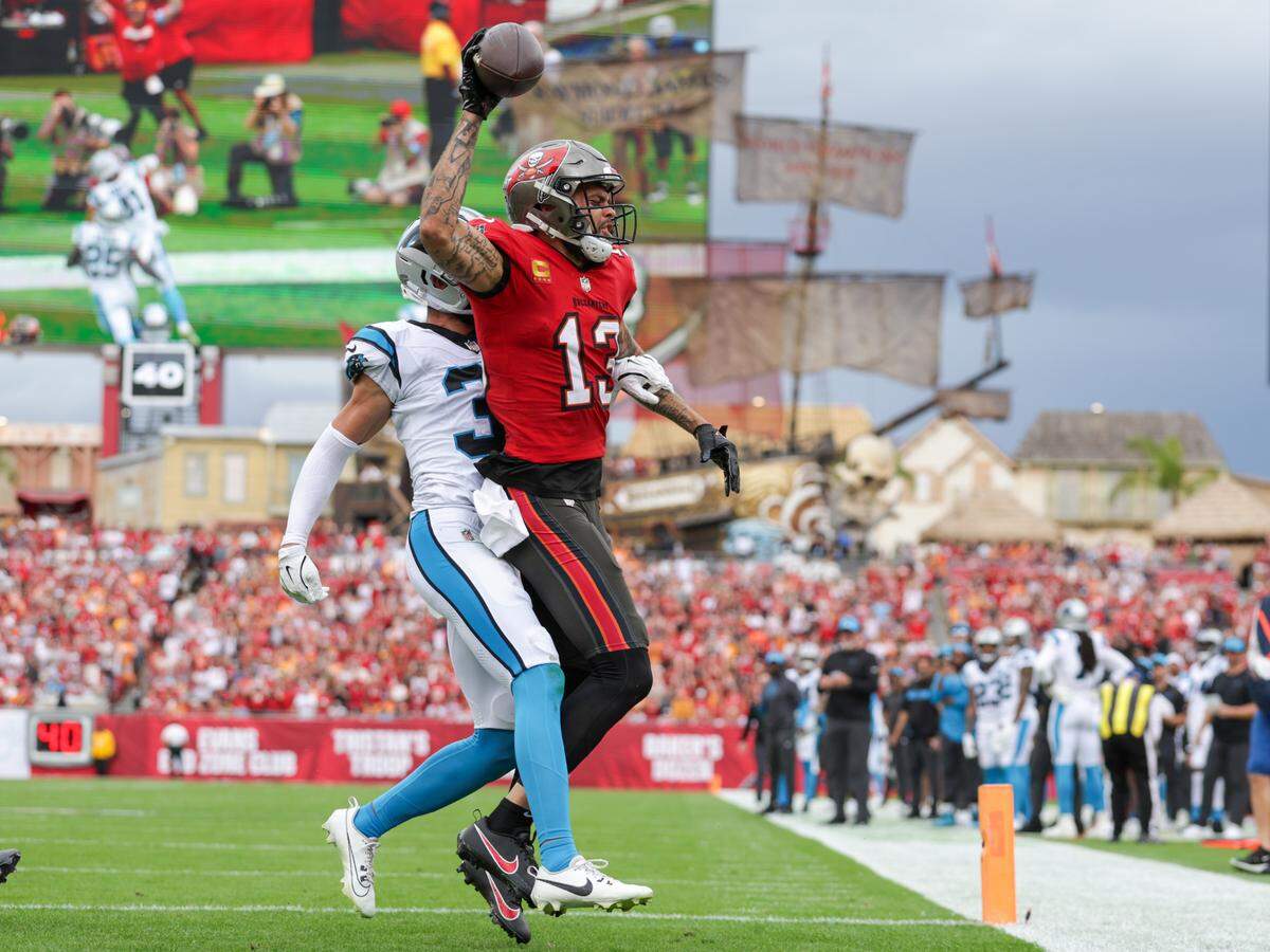 Tampa Bay Buccaneers wide receiver Mike Evans (13) catches a pass for a two point conversion against the Carolina Panthers in the second quarter at Raymond James Stadium in Tampa, FL on Dec 29, 2024