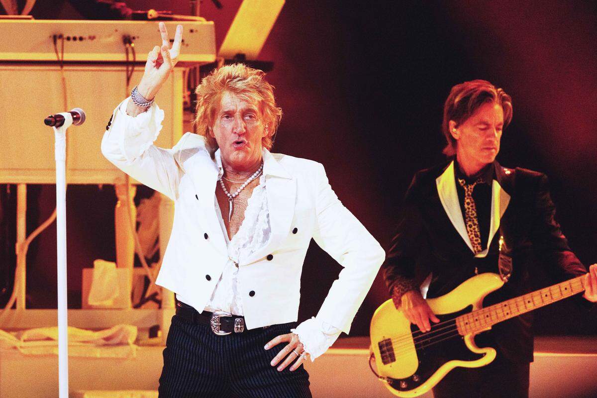 Rod Stewart performs at PNC Music Pavilion in Charlotte on Tuesday night.