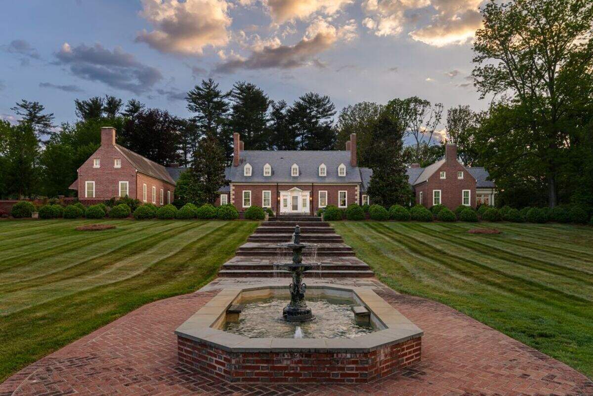 A fountain graces the grounds of the “New Gunston Hall” mansion.
