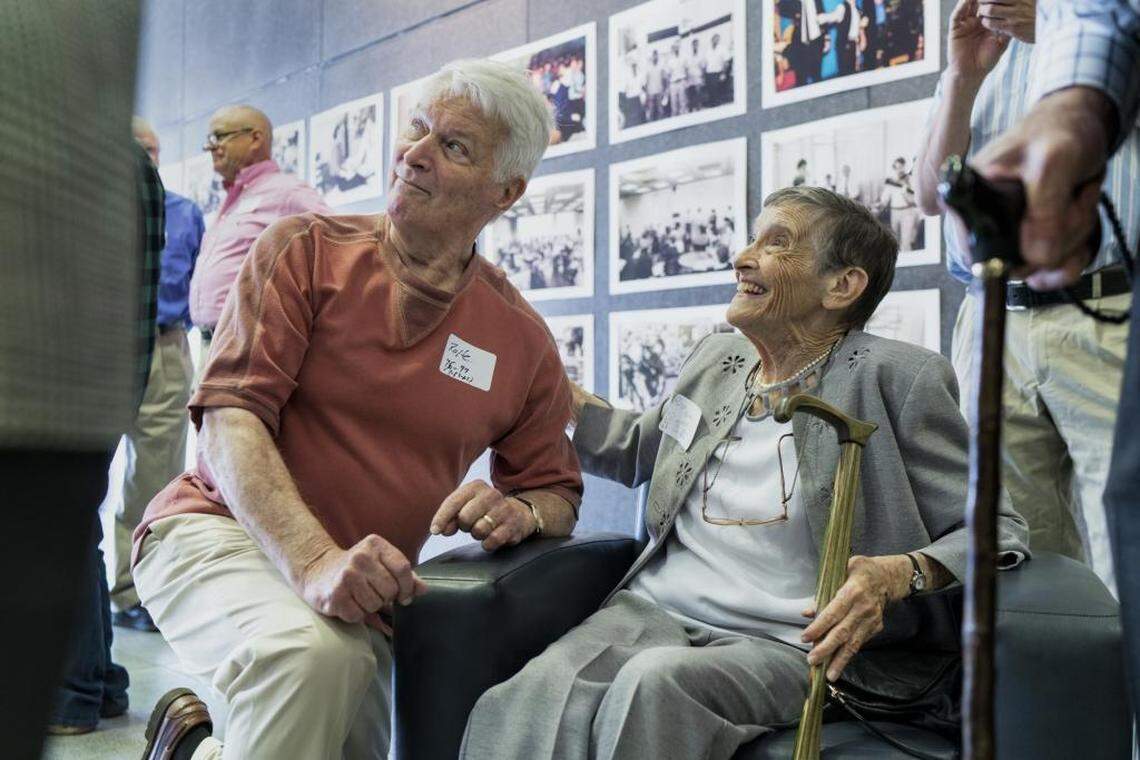 Retired publisher Rolfe Neill talks with former employee Ruth Adams Simpson during a March 2016 reception shortly before the Observer moved from 600 South Tryon Street to the NASCAR Tower.