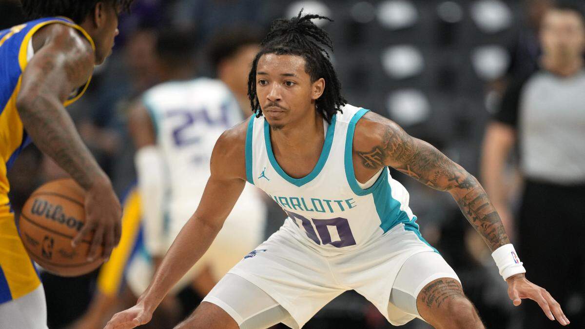 Charlotte Hornets guard Nick Smith Jr. (00) defends against Golden State Warriors guard Kendric Davis (left) during the third quarter at Golden 1 Center.