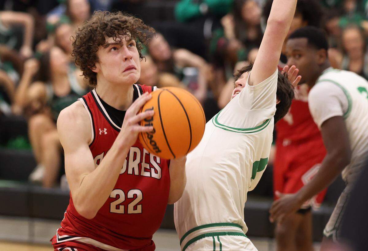 South Meck’s Jim Gatehouse, left, fights his way into the lane as Myers Park’s Bram Early, right, looks to make the stop during action on Friday, January 17, 2025 at Myers Park High in Charlotte, NC. 