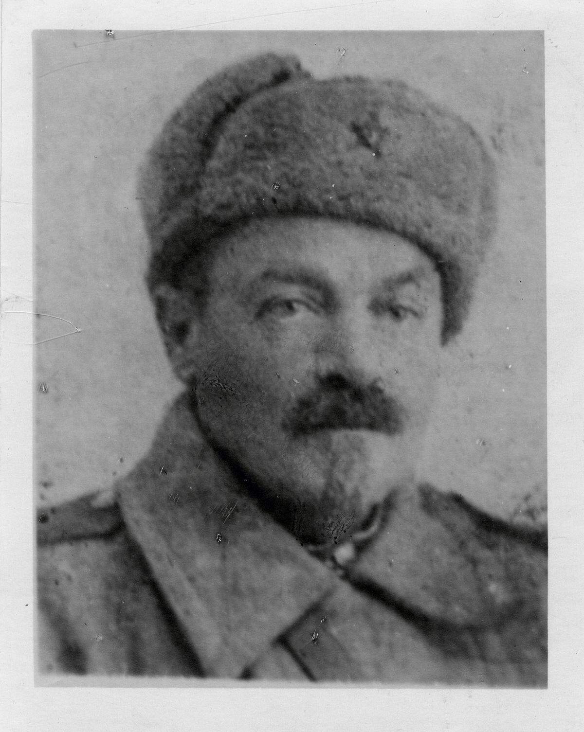 Moshe Gildenman as a partisan, early 1943.