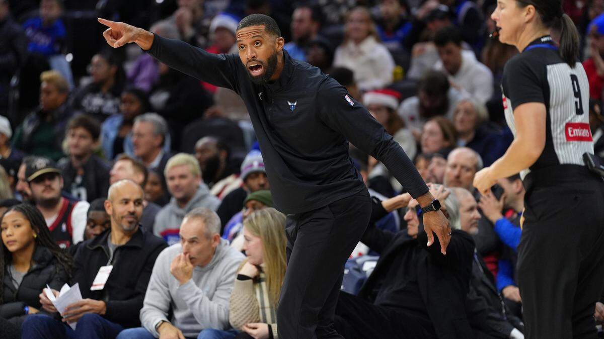 Charlotte Hornets head coach Charles Lee reacts against the Philadelphia 76ers in the fourth quarter at Wells Fargo Center.