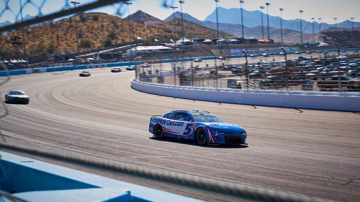 Kyle Larson (5) exits turn 1 and into turn 2 during the NASCAR Cup Series Championship race at Phoenix Raceway in Avondale, Ariz., on Nov. 5, 2023.