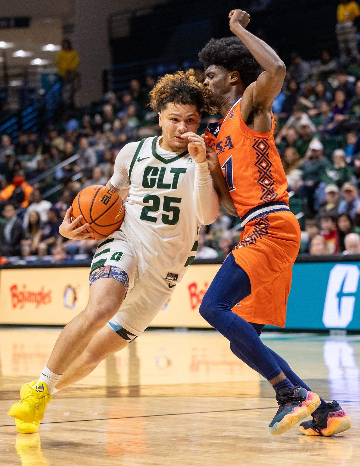 Niners LuÕCye Patterson drives towards the basket against the Roadrunners PJ Carter during a matchup at the Halton Arena in Charlotte on Thursday, February 15, 2024.