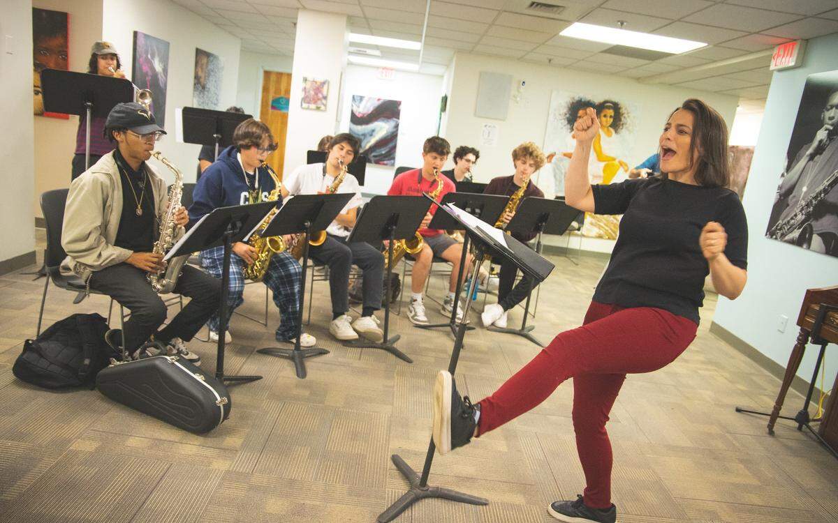 iliana Rose instructing JazzArts’ Nuestro Tiempo Latin Jazz Youth Ensemble. The program introduces students in 7th to 12th grade to the fundamentals and history of the Latin jazz.