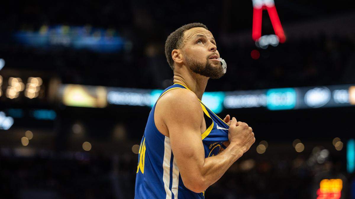 Golden State Warriors guard Stephen Curry looks up during the game against the Charlotte Hornets at the Spectrum Center in Charlotte, N.C., on Wednesday, December 31, 2025.