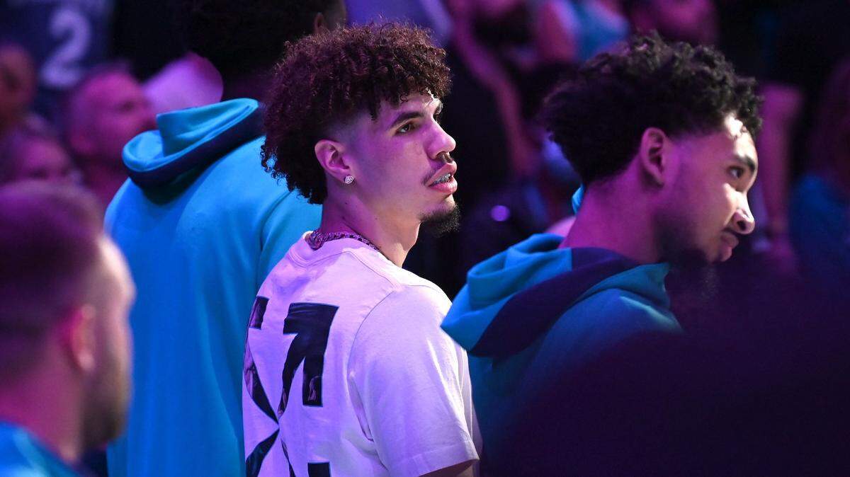 Injured Charlotte Hornets guard LaMelo Ball stands along the baseline with his teammates on Friday, October 21, 2022. The Hornets hosted the New Orleans Pelicans at Spectrum Center in Charlotte, NC.
