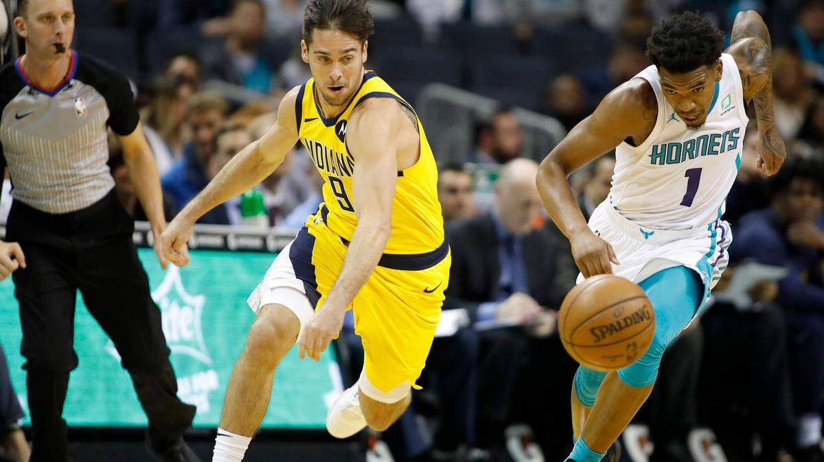 Indiana Pacers’ T.J. McConnell (9) outruns the Hornets’ Malik Monk (1) for a loose ball in Charlotte’s overtime win Tuesday night.