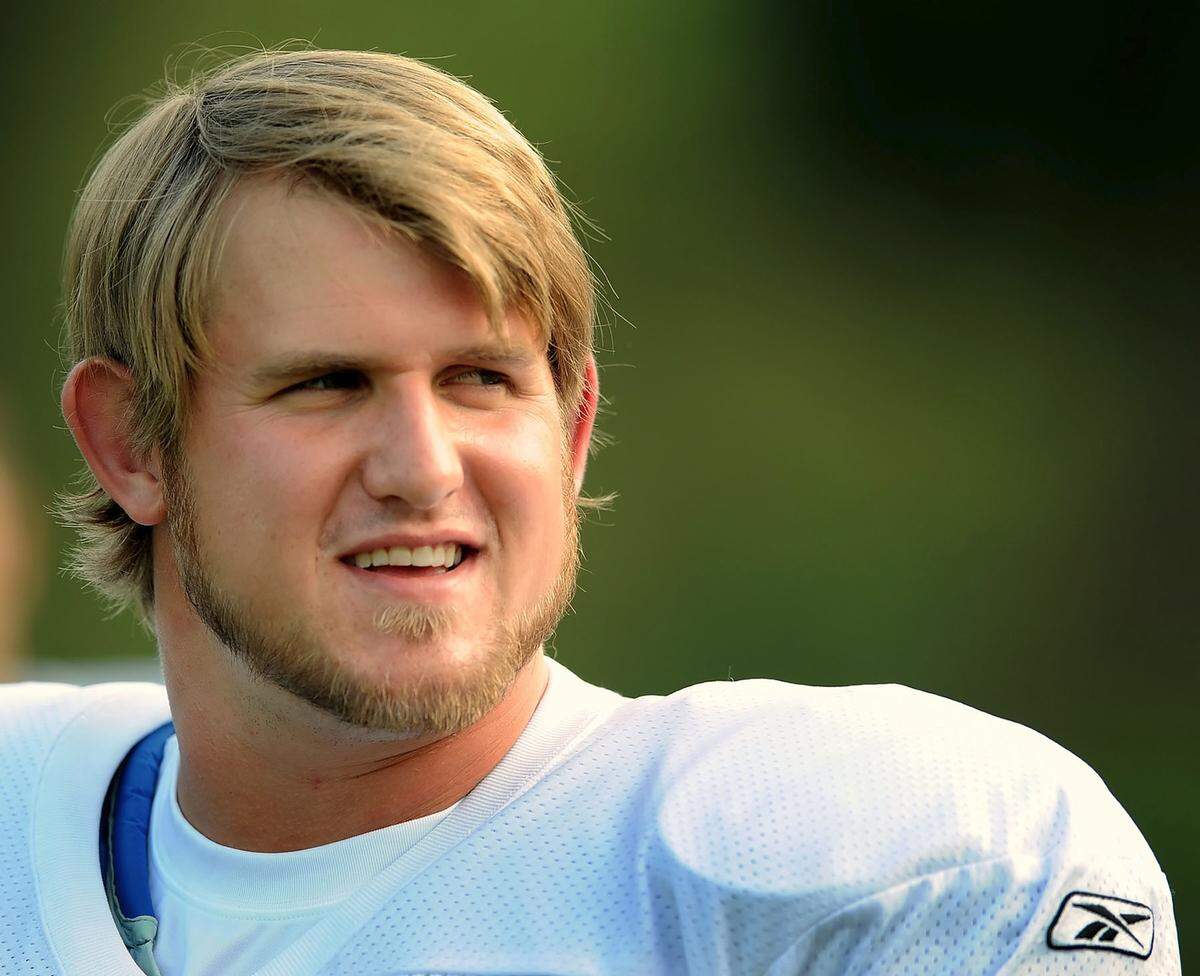 7/26/08 Carolina Panthers tackle (69) Jordan Gross glances over at the fans as he prepares to stretch prior to the evening practice Saturday at Wofford College in Spartanburg, SC. JEFF SINER - jsiner@charlotteobserver.com