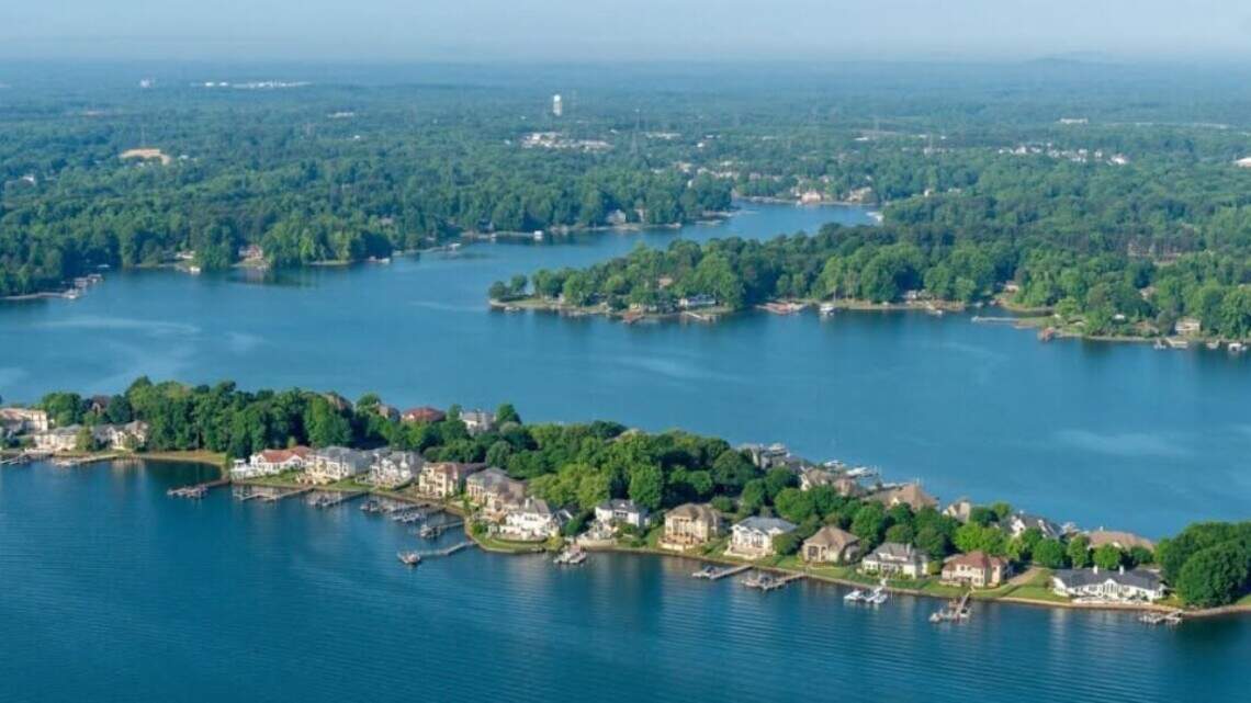 Lake Norman sewage spill prompts no-swim advisory. Here’s the cause.