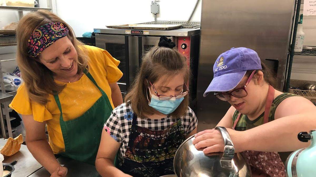Renee Ratcliffe, a former special needs teacher, saw an opportunity to combine her professional expertise with her love of baking and created Cakeable.