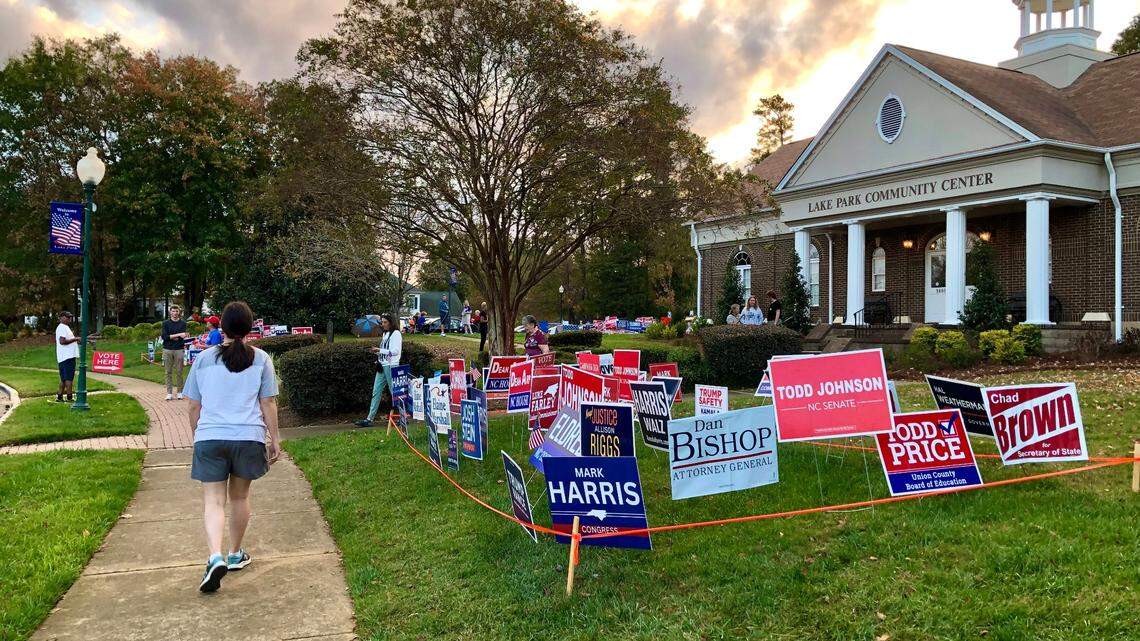 How many Electoral College votes are at stake in the 7 swing states tonight?