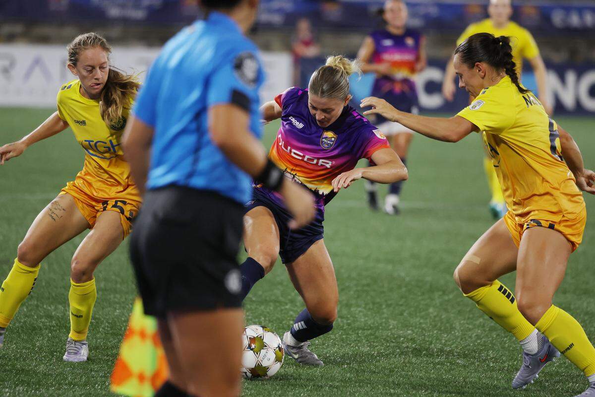 Carolina Ascent’s Mackenzie George tries to keep the ball from the Sun's Sydny Nasello, left, and Sabrina McNeill as the Ascent and Sun meet in Charlotte on Sept. 6, 2025.