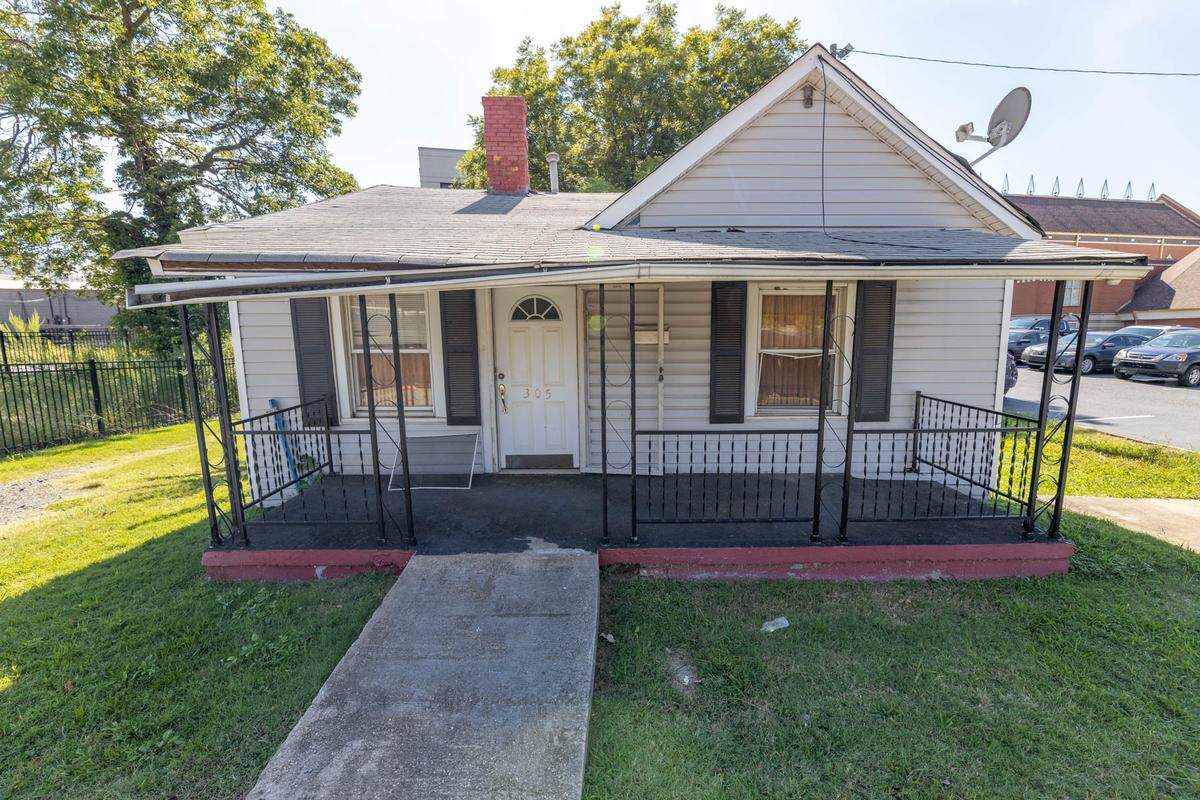 Franks Third Ward Bungalow, built in 1917, remains on West Dunbar Street in Charlotte.