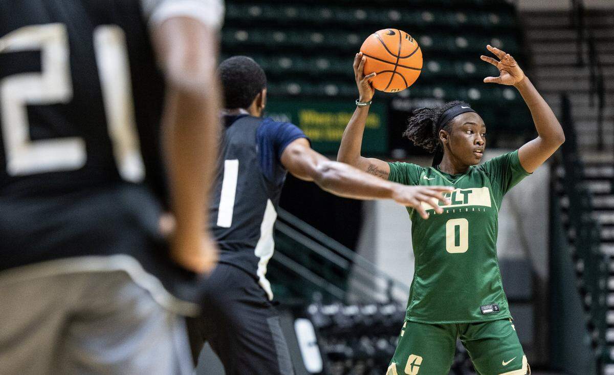Charlotte 49ers Aylesha Wade looks to pass during practice at the Halton Arena at in Charlotte, N.C., on Wednesday, November 2, 2022.