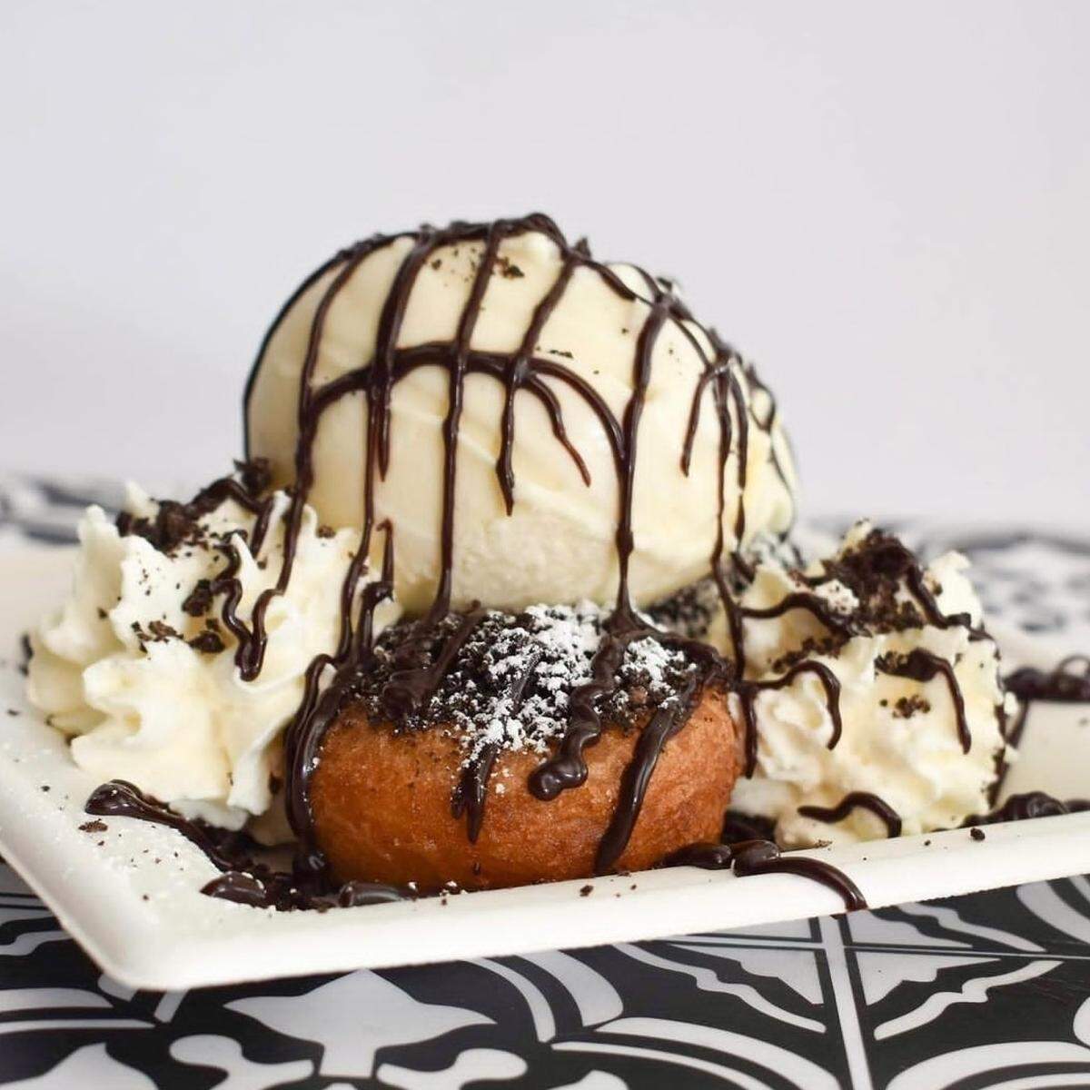 Donut I Love U is a family owned, local, and gourmet gluten free donut food truck. 