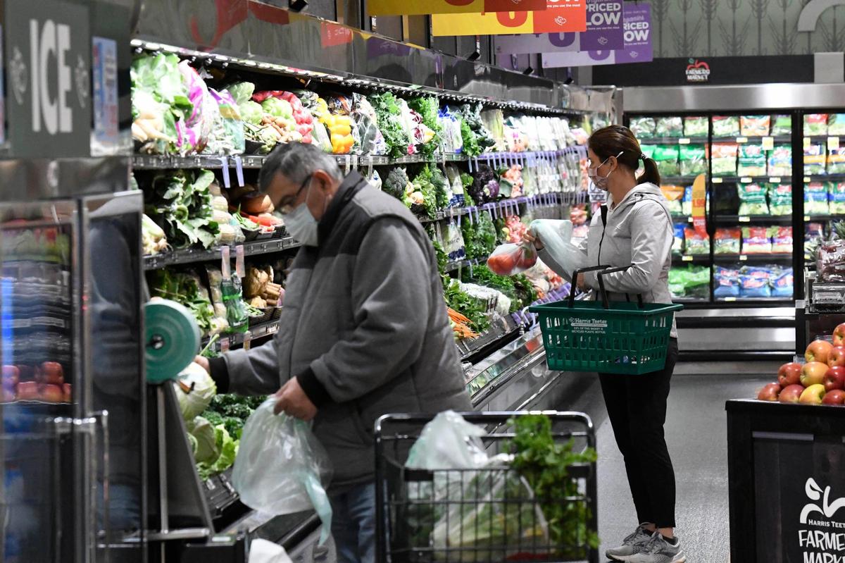 Customers in a renovated Harris Teeter in the Park Road Shopping Center. Harris Teeter’s parent company will add nearly 700 jobs at a new fulfillment center in Concord.