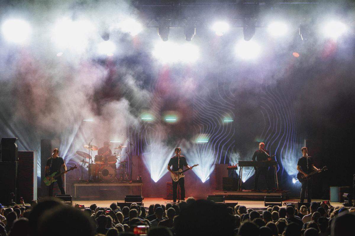 Jimmy Eat World co-headlined the Amplified Echoes tour alongside Manchester Orchestra.