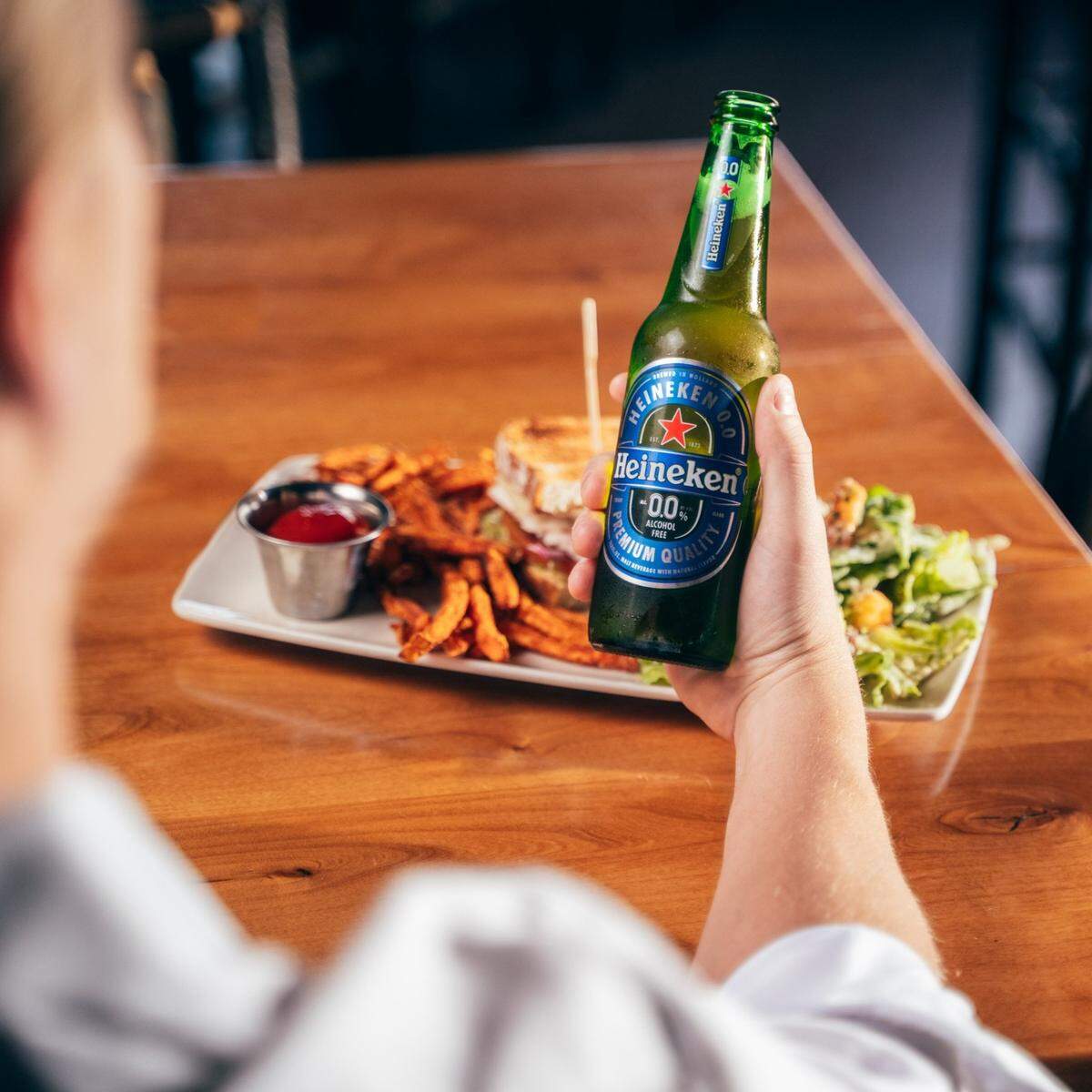 During Dry January, Twin Peaks restaurant is serving alcohol-free Heineken 0.0.