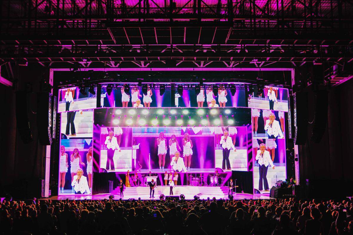 Rod Stewart performs at PNC Music Pavilion in Charlotte on Tuesday night.