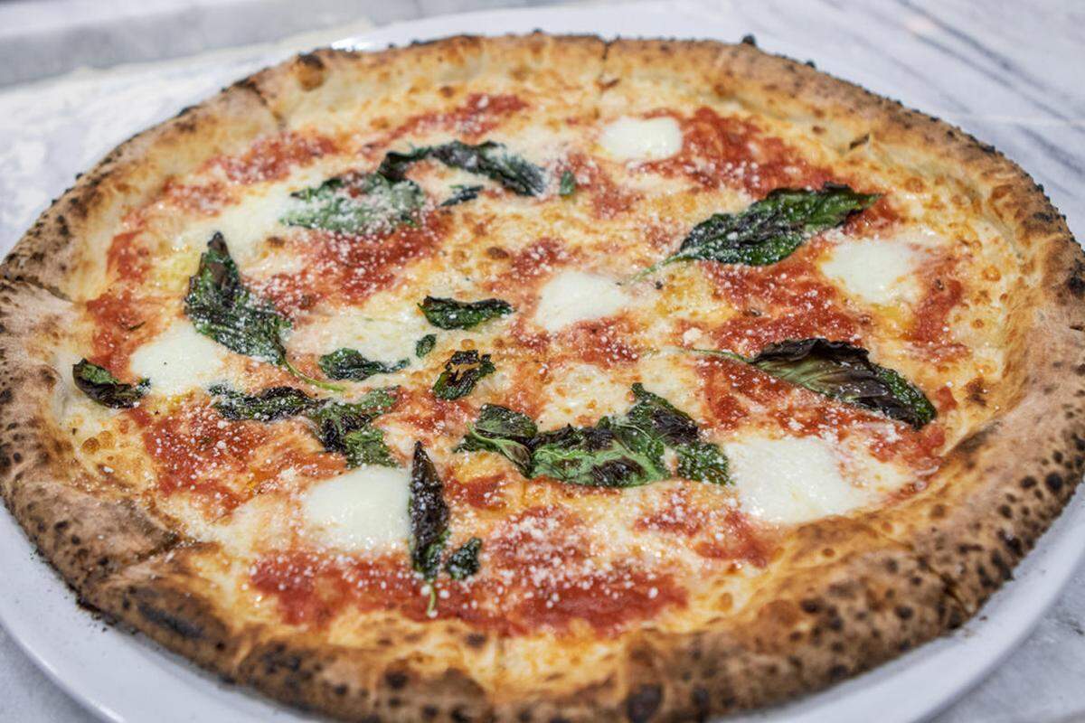 Capishe focuses on fresh Neapolitan-style pizzas featuring a red or white base (tomato sauce or olive oil).