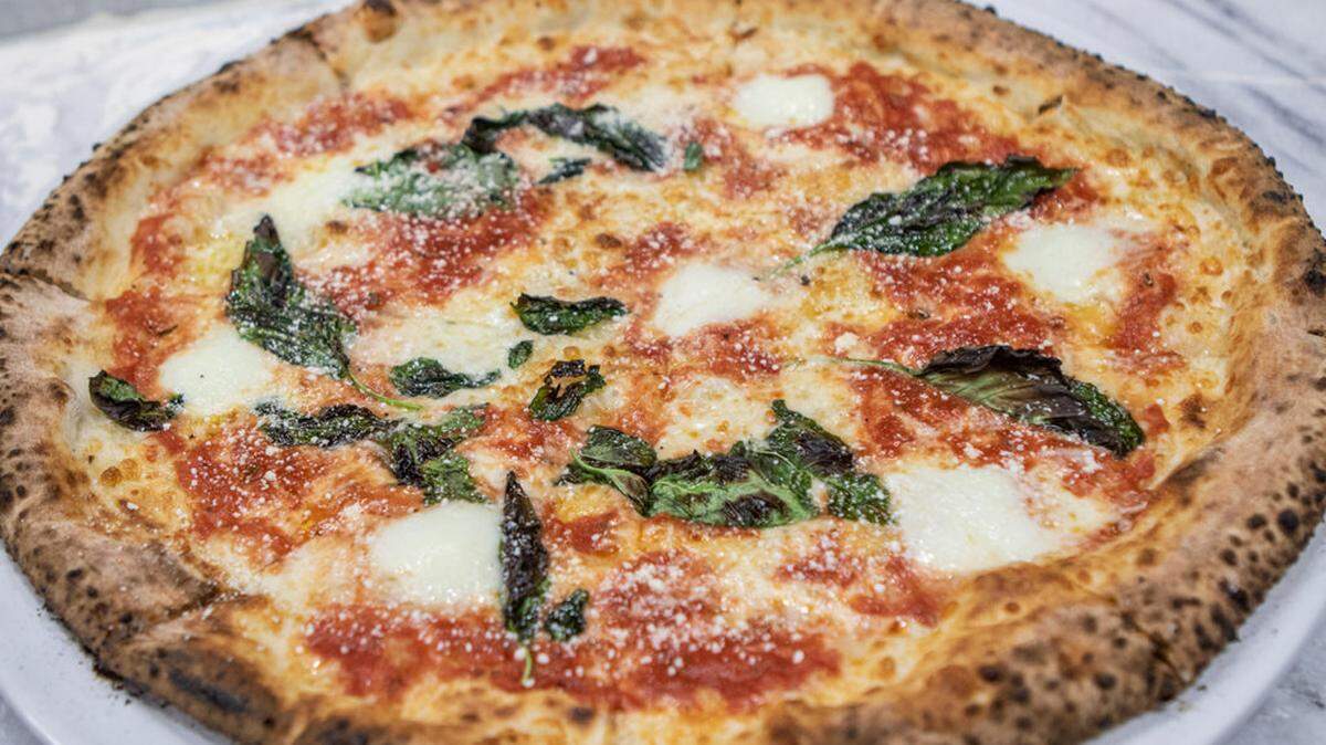 Capishe focuses on fresh Neapolitan pizzas featuring a red or white base (tomato sauce or olive oil).