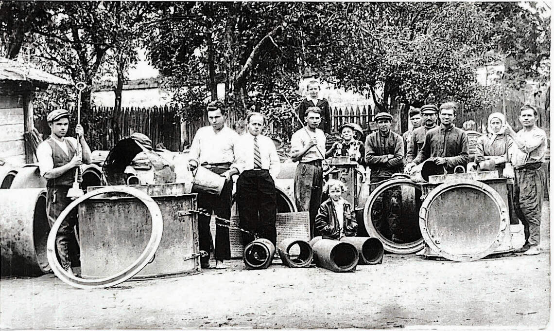 Fábrica de Cimento.jpg Moshe Gildenman, ao centro, de gravata, em sua fábrica de cimento com seus funcionários e filhos no início da década de 1930.