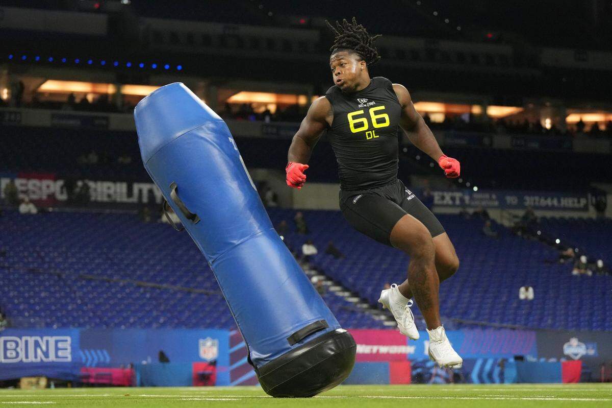 Feb 27, 2025; Indianapolis, IN, USA; Texas defensive lineman Barryn Sorrell (DL66) participates in drills during the 2025 NFL Combine at Lucas Oil Stadium. Mandatory Credit: Kirby Lee-Imagn Images