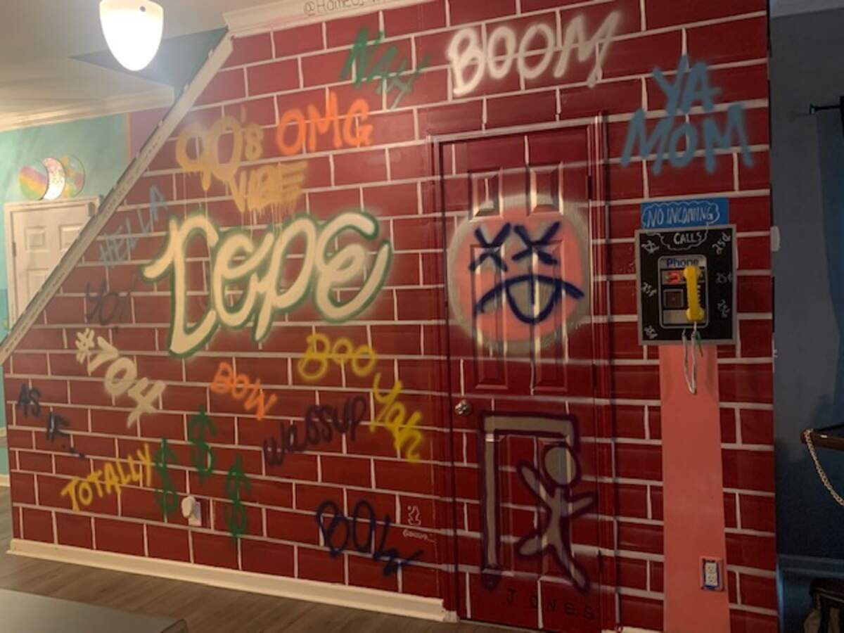 The murals at Recess in Plaza Midwood led Jessica Jones to Inigma Productions to add ’90s-themed art to her home.