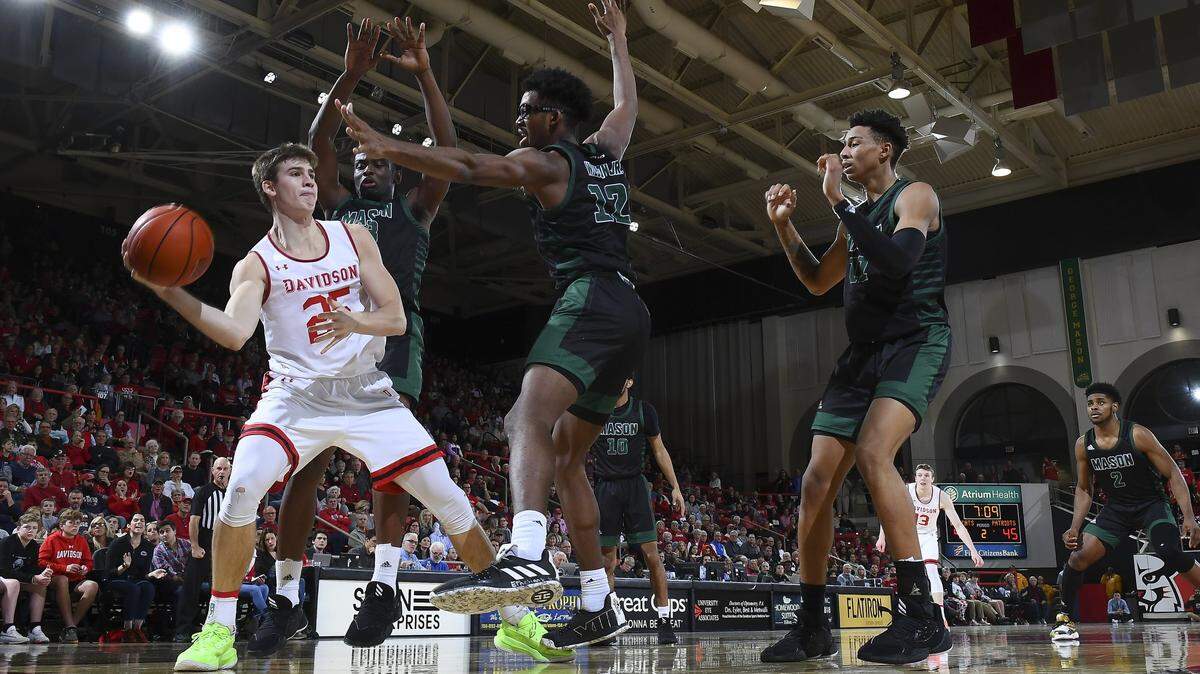 Bates Jones (25) of Davidson looks to pass in a game against George Mason in 2020. Jones will graduate from Davidson in May and told The Charlotte Observer Thursday that he would play his fifth and final college basketball season at Duke in 2021-22.
