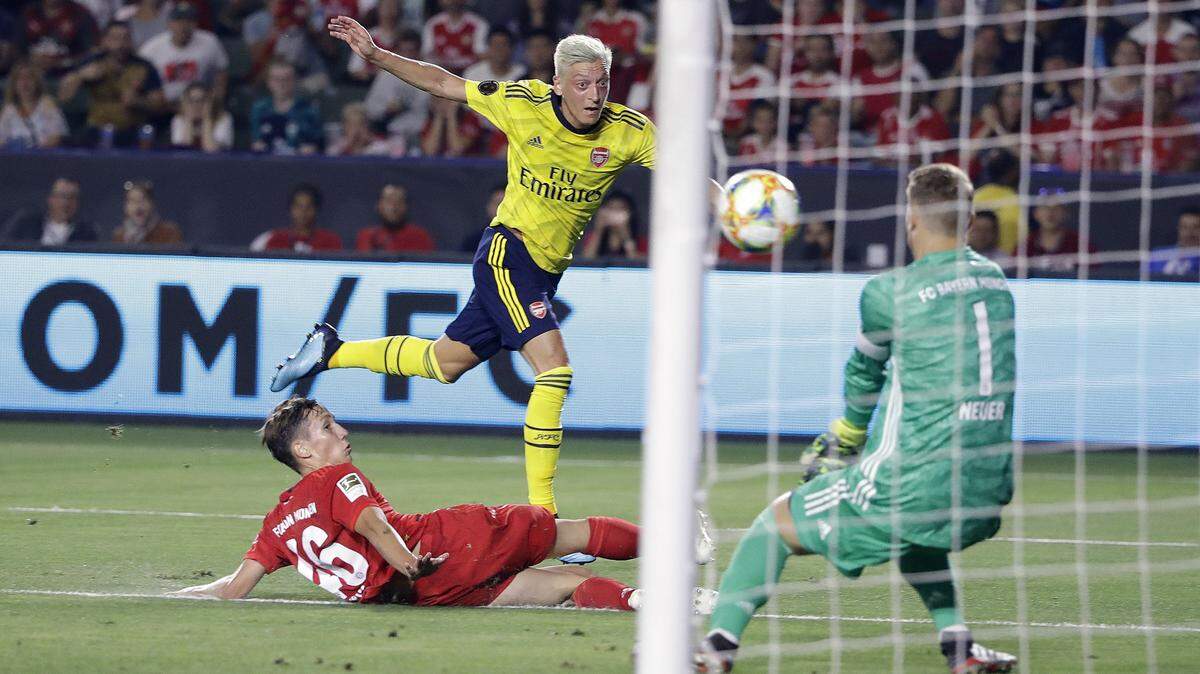 Bayern Munich goalkeeper Manuel Neuer, right, stop a shot on goal by Arsenal’s Mesut Ozil, center, as Jonas Kehl defends during the first half of an International Champions Cup soccer match Wednesday. Arsenal plays in Charlotte on Saturday. (AP Photo/Marcio Jose Sanchez)