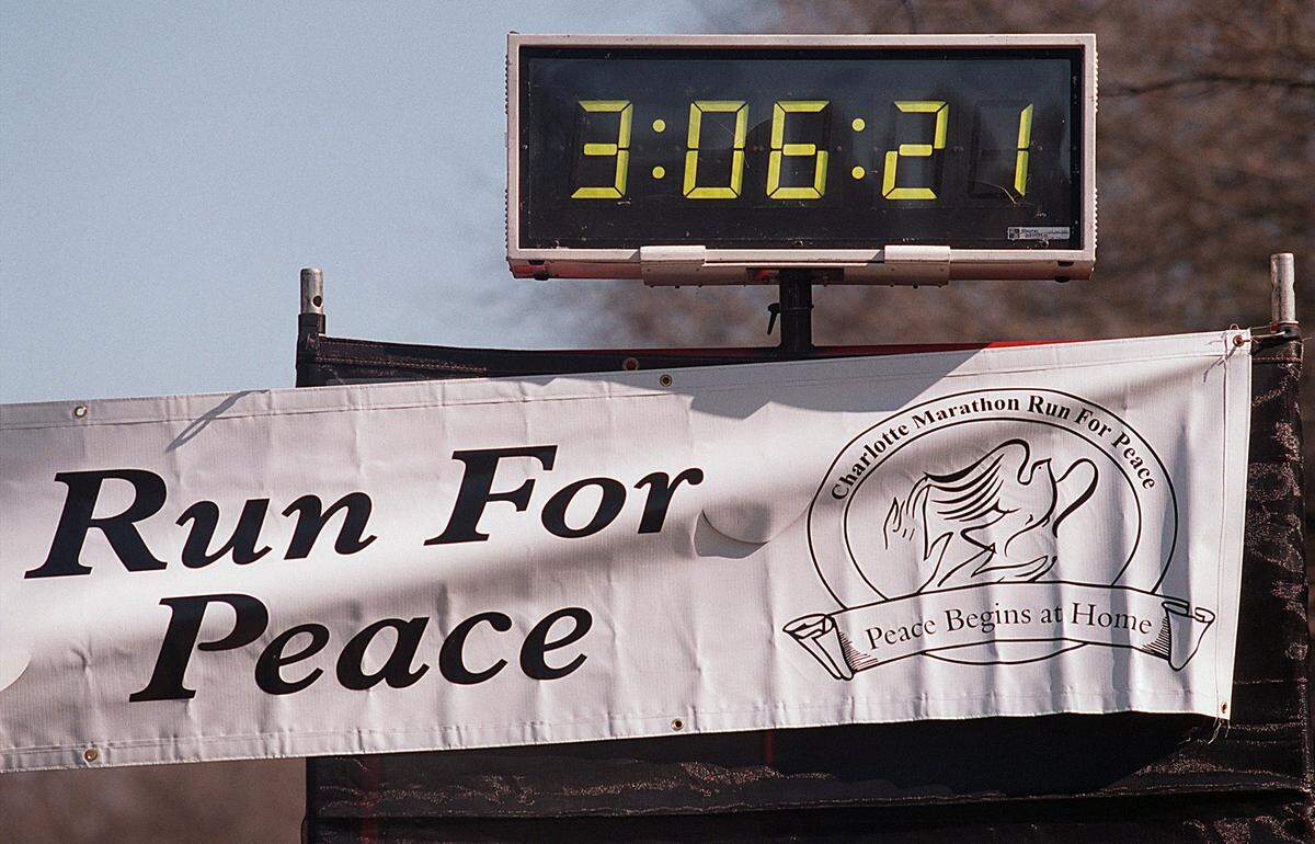 1/27/01 Detail of the Charlotte Marathon for Peace Saturday clock. LAYNE BAILEY/STAFF