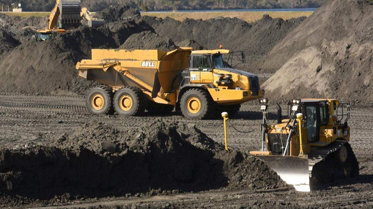 Duke Energy crews remove coal ash from ponds at the Sutton power plant in Wilmington in this 2017 photo.