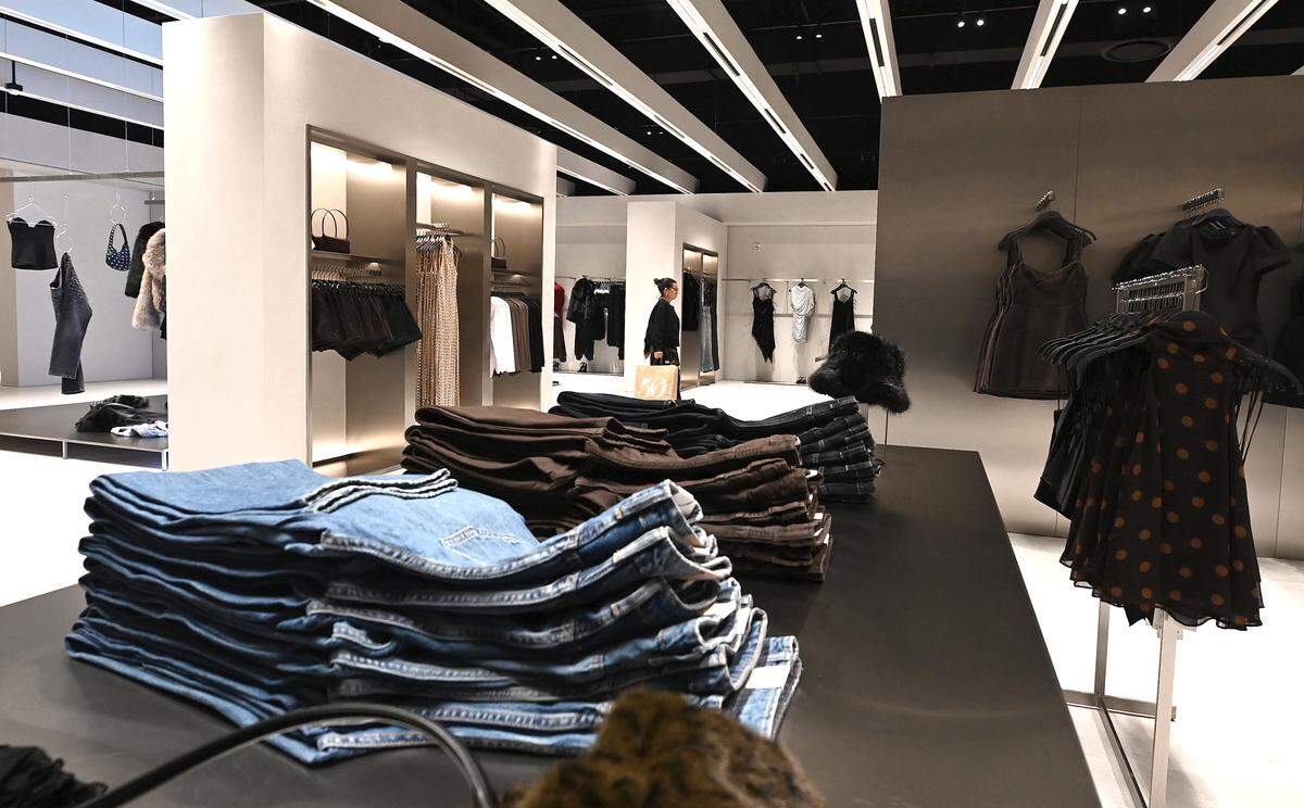 Retail stores will close early on Christmas Eve.