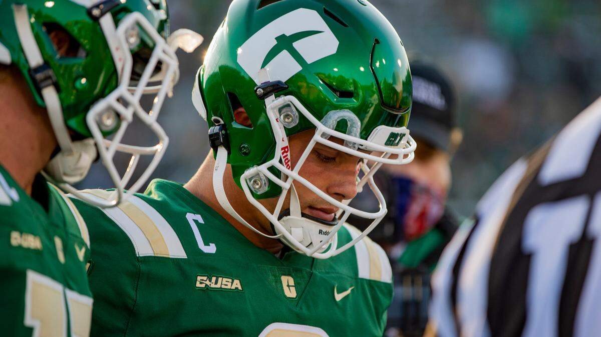 Charlotte senior quarterback Chris Reynolds announced Monday that he’s returning to the 49ers next season.