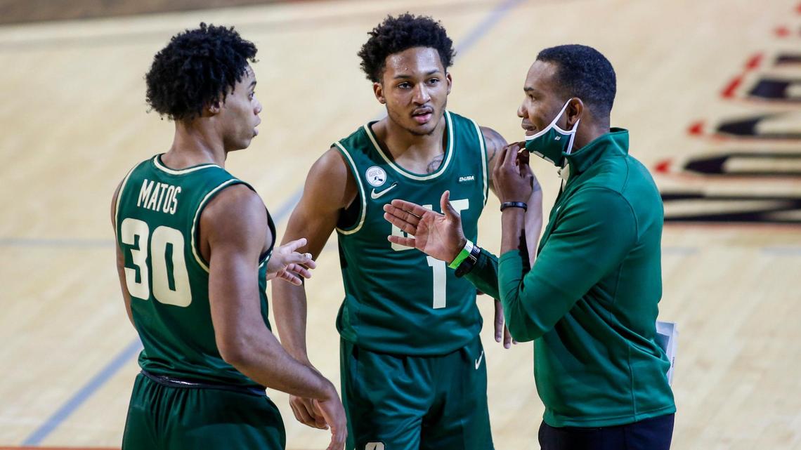 Charlotte 49ers head coach Ron Sanchez talks to Charlotte guards Jhery Matos (30) and Jahmir Young (1) as they play at Davidson on Dec. 15. Sanchez is back on the bench today after missing two games due to COVID-19 contact tracing.
