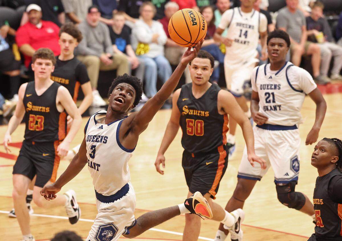 Queen’s Grant Stallions Preston Scott, left, reaches out to catch up with the basketball during play against the South Stokes Sauras in the boys 2A NCHSAA regional championship game at Lenoir-Rhyne University in Hickory, NC on Saturday, March 7, 2026.